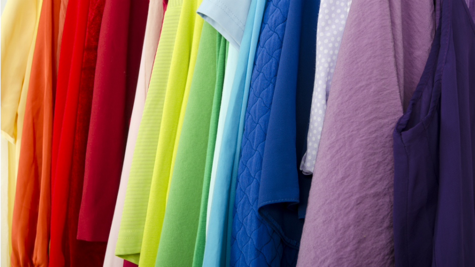 Roupas coloridas em exposição