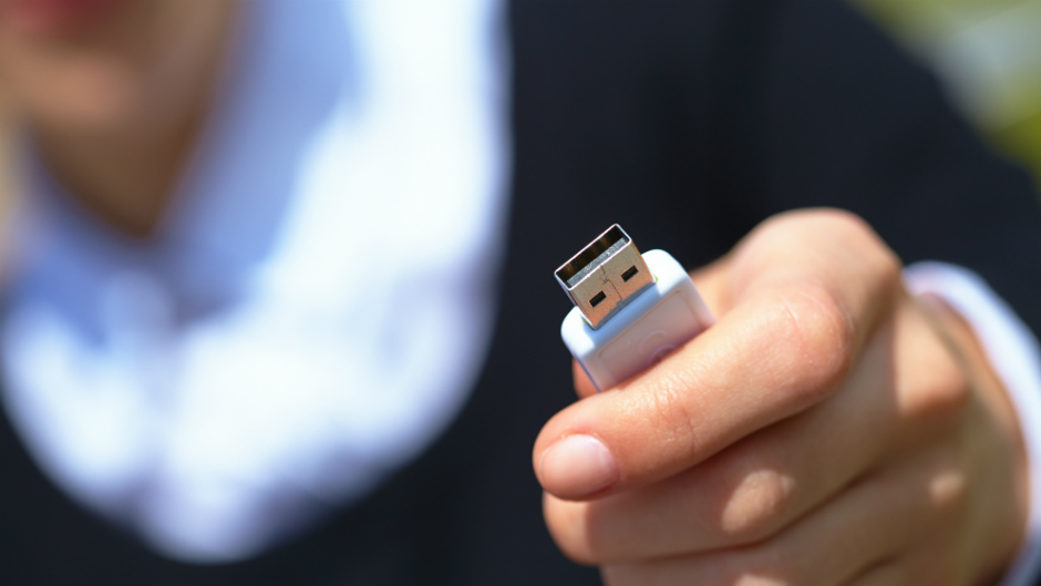 mao segurando pen drive