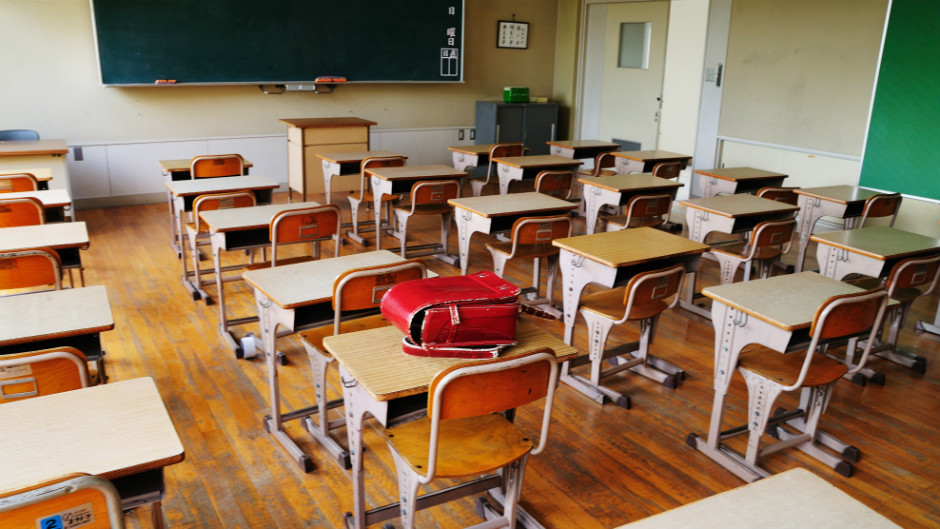 Sala de aula com carteiras vazias