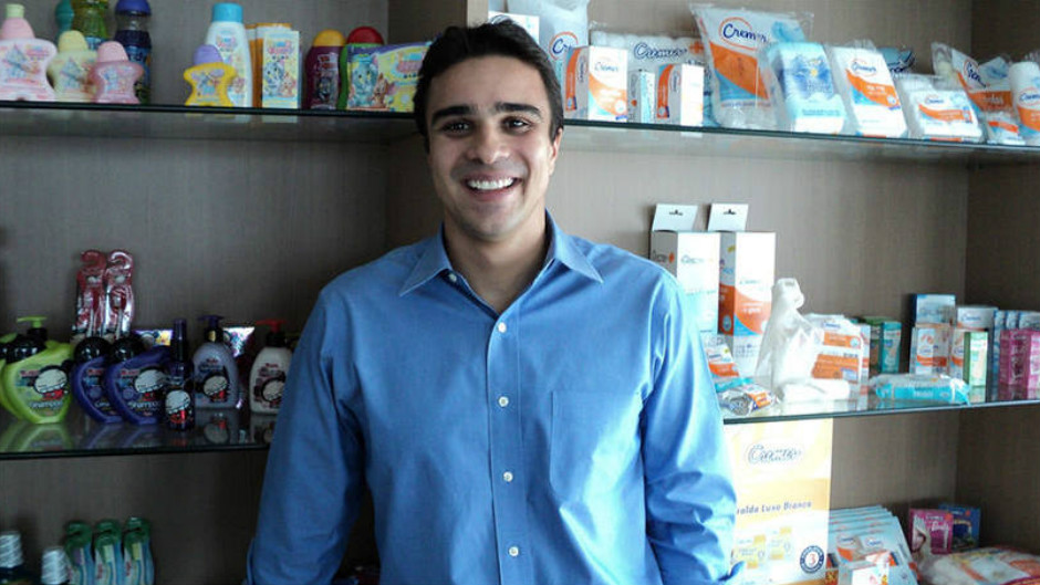 leonardo byrro trainee da cremer em frente à prateleira de produtos