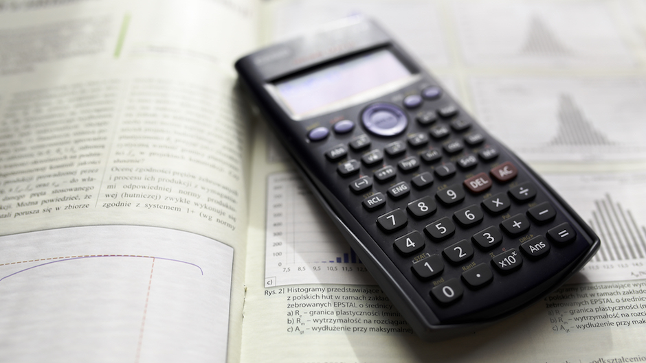 calculadora cientifica sobre caderno de exercicios