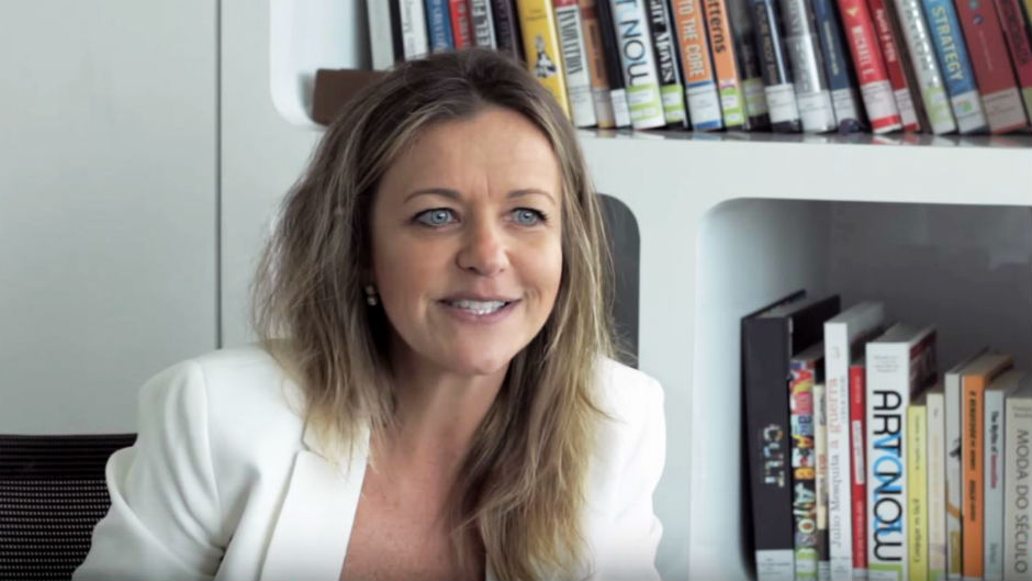 ellen kiss do itau com livros ao fundo