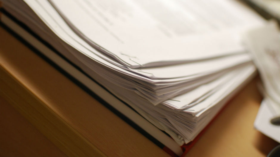Folhas de papel grampeadas
