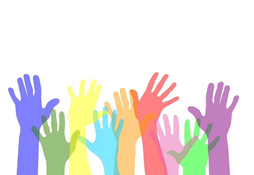 Mãos coloridas sobre fundo branco representando a diversidade