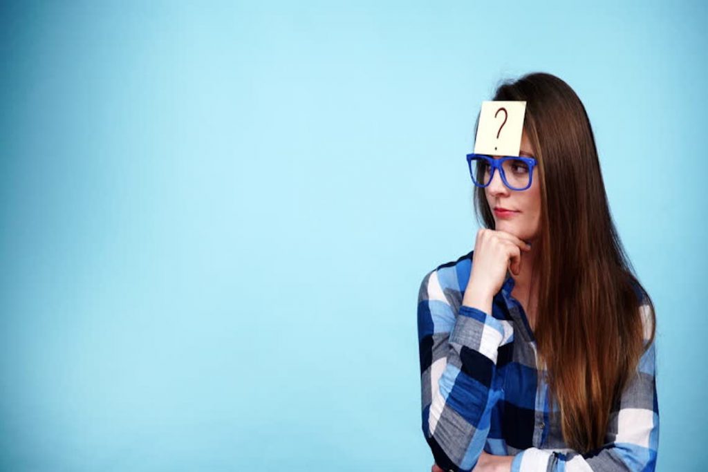 Mulher com interrogação em post it na test - Carreira