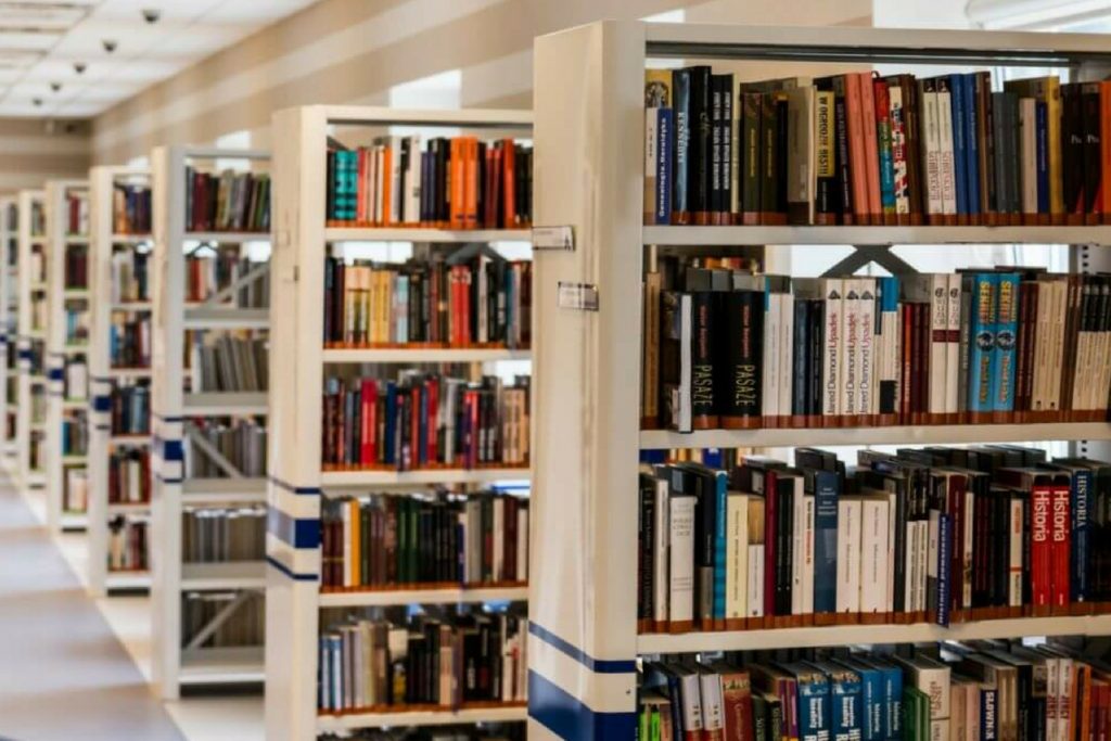 alunos da Ivy League leem