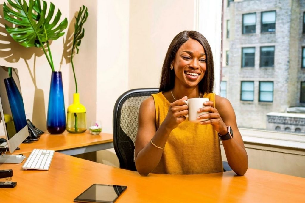 mulher sorridente no escritório de trabalho